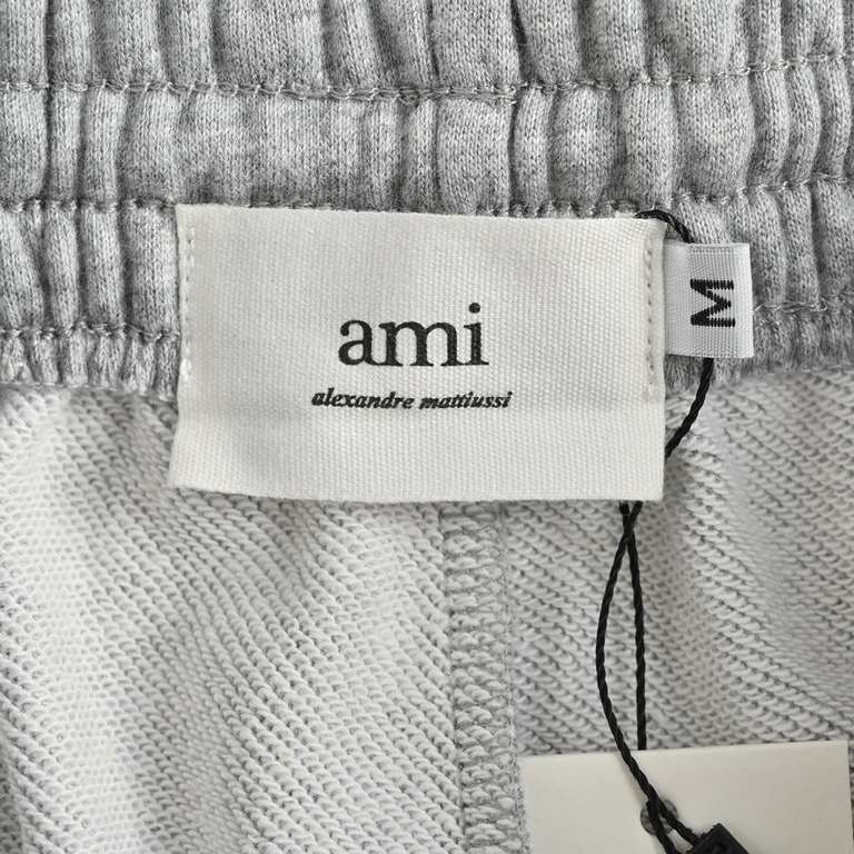 Ami 23ss Ami Embroidered ShortsMade of 100% organic cotton, the organic cotton heavyweight reverse terry knit athletic shorts are adorned with a drawstring on the inside of the waistband and nickel metal drawstring clips