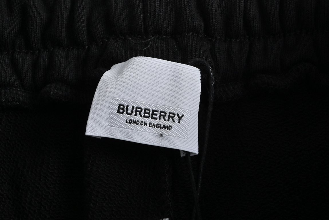 BurberryBurberry 23ss War Horse Printed ShortsThe use of imported three-dimensional printing process, para-printing, comfortable elasticity, the fabric is made of double yarn thick fabric,, the upper body effect of loose