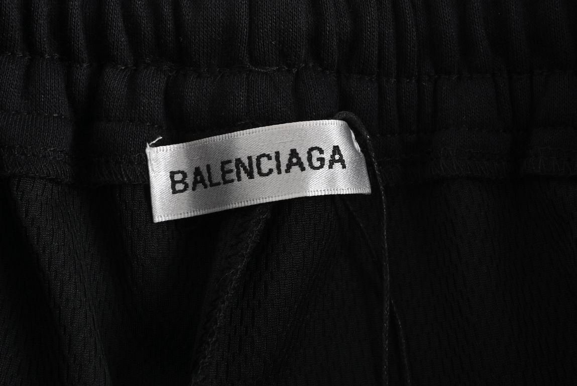 .Balenciaga 23ss Colorblocked Ribbon ShortsPants with color-blocked stripes on both sides, drawstring elastic waistband, straight-legged shorts fit, and a full set of accessories! Polyester belongs to the blended fabrics