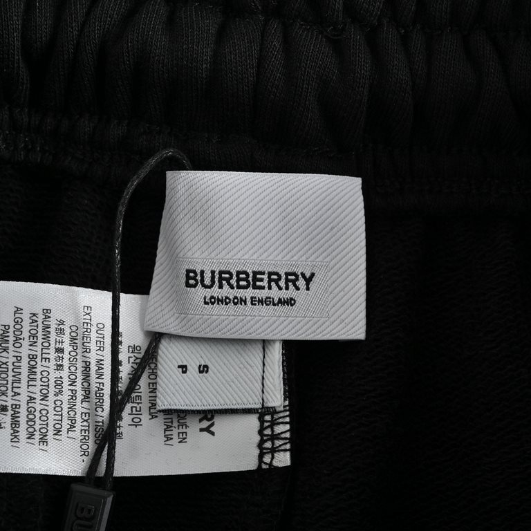 BurberryBurberry 23ss Foam Letter Labeled ShortsAdopting 380g terry cloth Burned hair without dust and double-sided eating hair Fabric surface texture is clear without burrs Silky touch and fleshiness No color difference