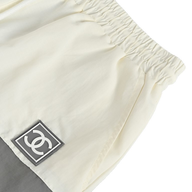 ChanelChanel Double C logo colorblocking shortsRecommended for spring and summer, refreshing and clean color blocking elements, this small fresh shorts give people a very clean sense of high quality Embossed logo pattern