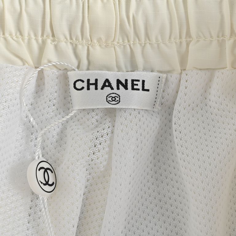 ChanelChanel Double C logo colorblocking shortsRecommended for spring and summer, refreshing and clean color blocking elements, this small fresh shorts give people a very clean sense of high quality Embossed logo pattern