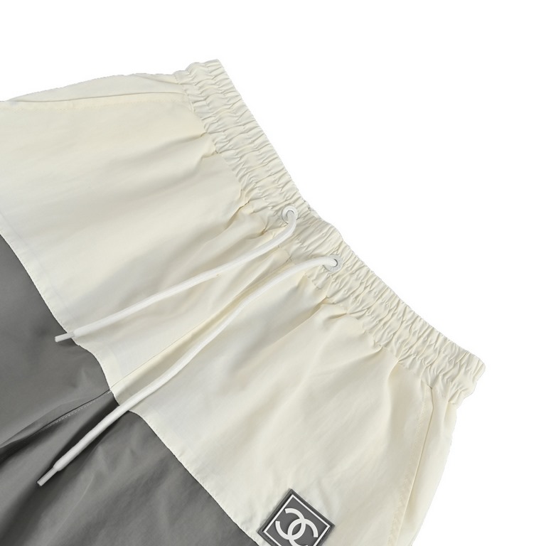 ChanelChanel Double C logo colorblocking shortsRecommended for spring and summer, refreshing and clean color blocking elements, this small fresh shorts give people a very clean sense of high quality Embossed logo pattern