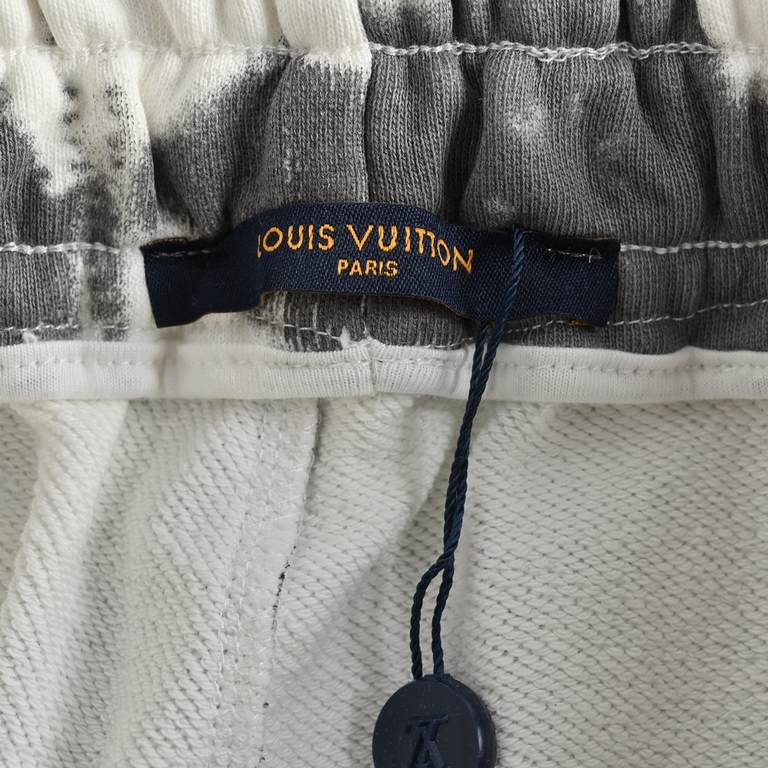 Local pickup.Louis Vuitton 23ss Clover Dyed ShortsJapanese dyeing theme, monogram floral design, smooth silk fabric, comfortable and breathable, sharp tailored fit for casual style. Pointed collar with bottom slit design