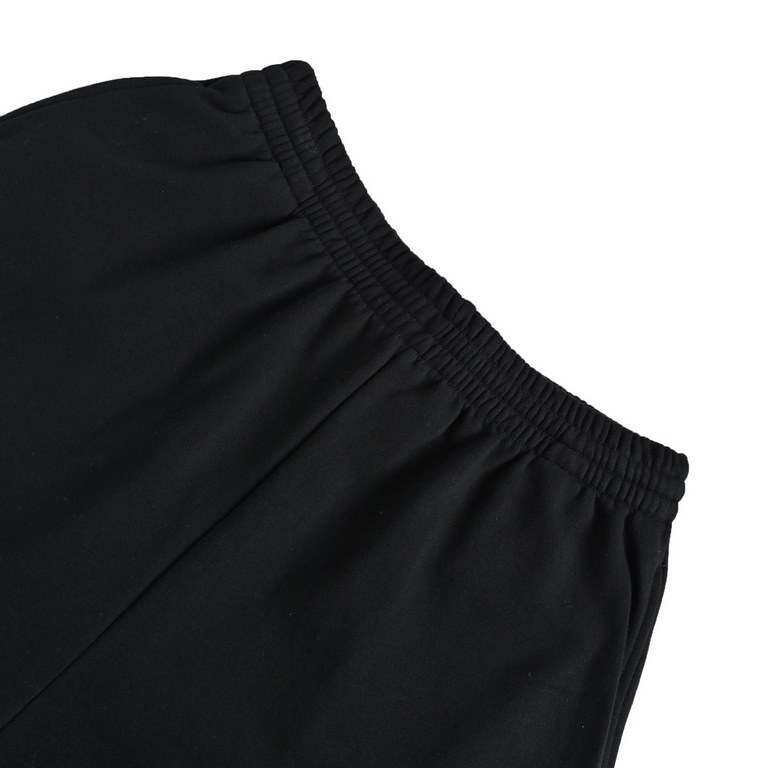 Ami 23ss Ami Embroidered ShortsMade of 100% organic cotton, the organic cotton heavyweight reverse terry knit athletic shorts are adorned with a drawstring on the inside of the waistband and nickel metal drawstring clips