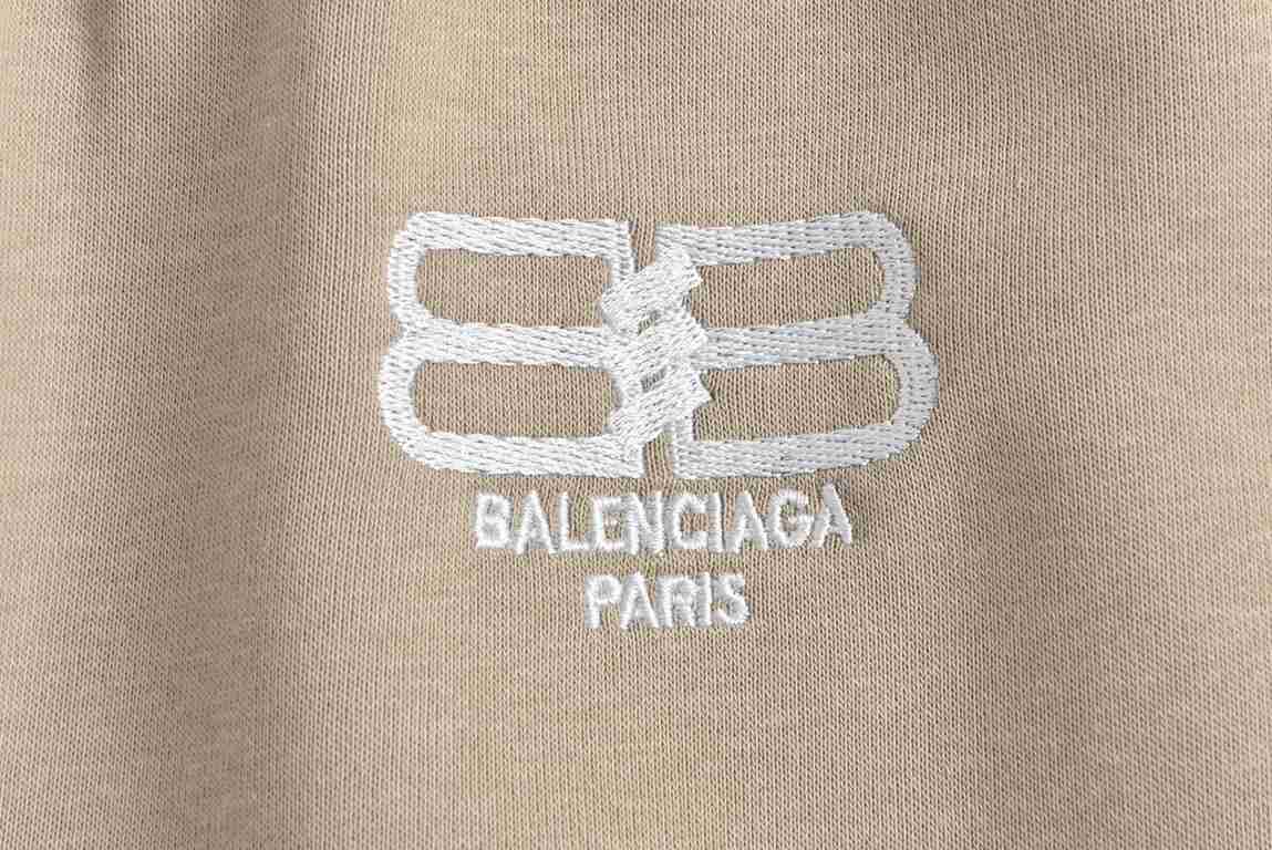 .Balenciaga 23ss Colorblocked Ribbon ShortsPants with color-blocked stripes on both sides, drawstring elastic waistband, straight-legged shorts fit, and a full set of accessories! Polyester belongs to the blended fabrics