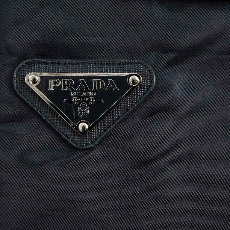 PRADAPrada Envelope Double Pocket Nylon ShortsThe original 1w  purchased into the development, fixed weaving regeneration yarn full nylon, with wear resistance and heat resistance advantages, in response to the global is