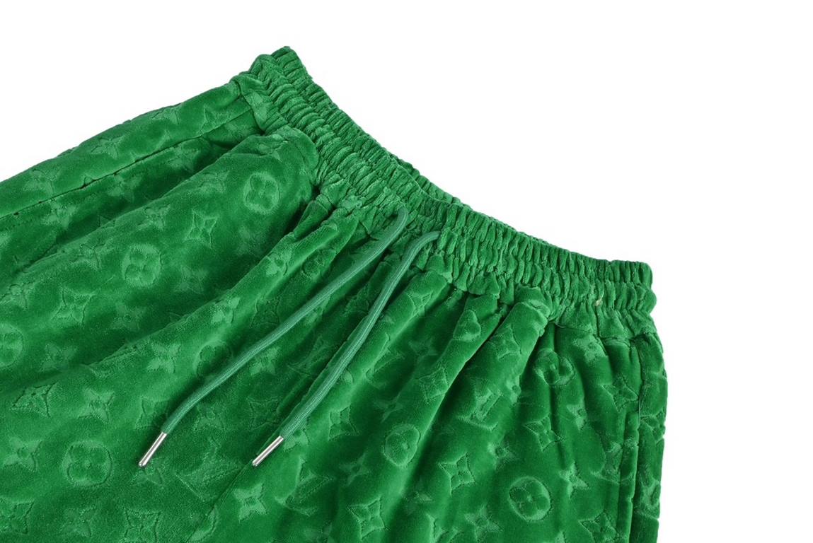 Louis VuittonLouis Vuitton 22ss Full Print Jacquard Logo ShortsThree-dimensional jacquard fabric, open mold customized     . weighs      The fabric is comfortable to the touch, the texture is dense. Soft and sinewy, brea