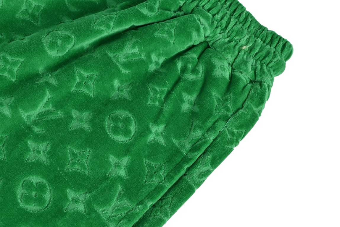 Louis VuittonLouis Vuitton 22ss Full Print Jacquard Logo ShortsThree-dimensional jacquard fabric, open mold customized     . weighs      The fabric is comfortable to the touch, the texture is dense. Soft and sinewy, brea