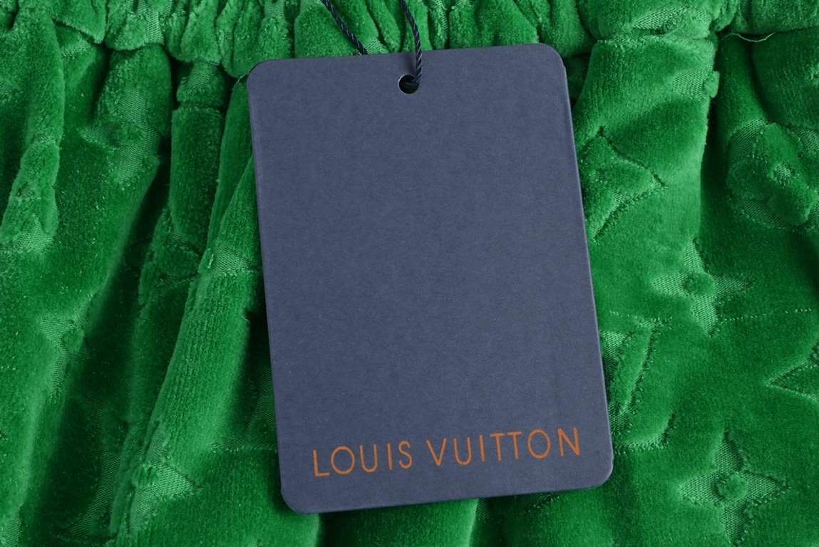 Louis VuittonLouis Vuitton 22ss Full Print Jacquard Logo ShortsThree-dimensional jacquard fabric, open mold customized     . weighs      The fabric is comfortable to the touch, the texture is dense. Soft and sinewy, brea