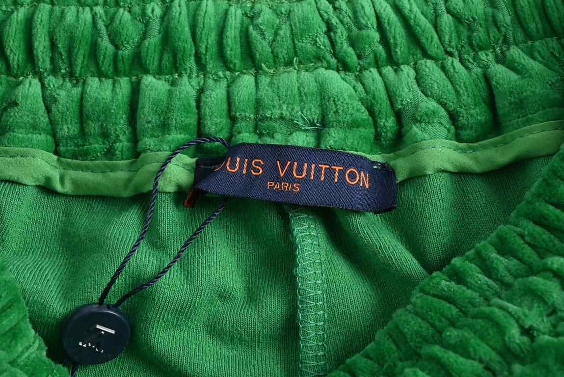 Louis VuittonLouis Vuitton 22ss Full Print Jacquard Logo ShortsThree-dimensional jacquard fabric, open mold customized     . weighs      The fabric is comfortable to the touch, the texture is dense. Soft and sinewy, brea