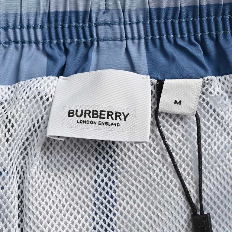 BurberryBurberry striped plaid beach shortsSummer channel limited beach shorts, custom striped fabric as the finishing touch of the entire pants, more personality senior, loose wide leg pants version, on the body in seco