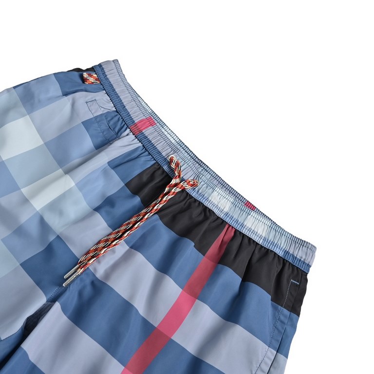 BurberryBurberry striped plaid beach shortsSummer channel limited beach shorts, custom striped fabric as the finishing touch of the entire pants, more personality senior, loose wide leg pants version, on the body in seco