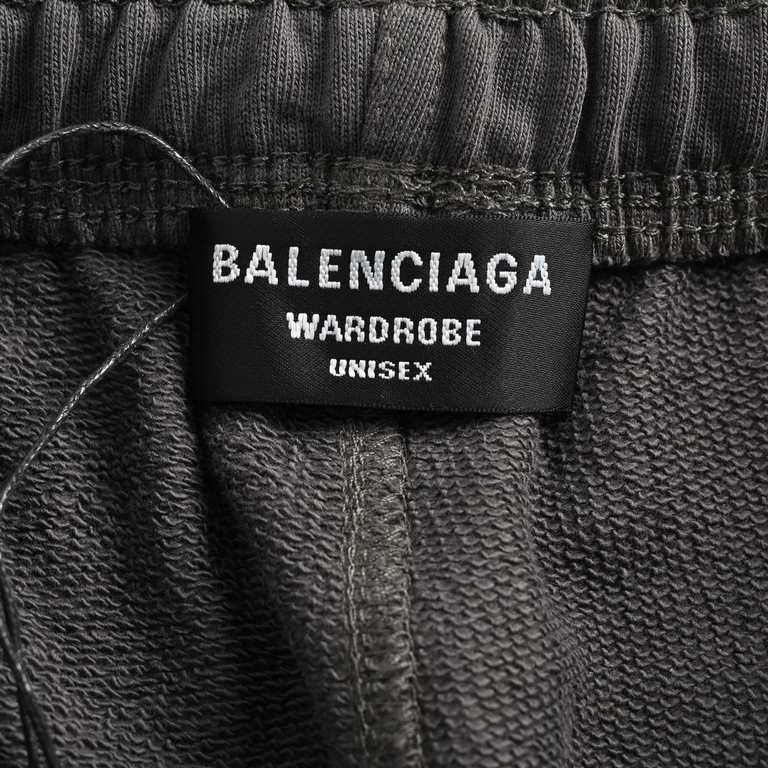 BalenciagaBalenciaga 23ss embossed rubberized letter logo basic shortsCasual thin versatile raw edge shorts this season must-haves.Come to a handsome sweatpants, comfortable and handy, you can say how to wear how comfort