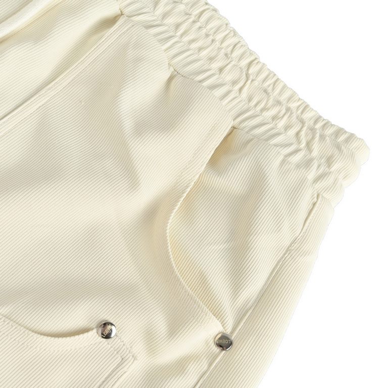 LoeweLoewe 23ss Basic Willow Studded ShortsThe fabric is woven and dyed to order, from 3,000 meters per color, exclusively for Loewe! Side seam process requires a special machine, which also makes the production threshol