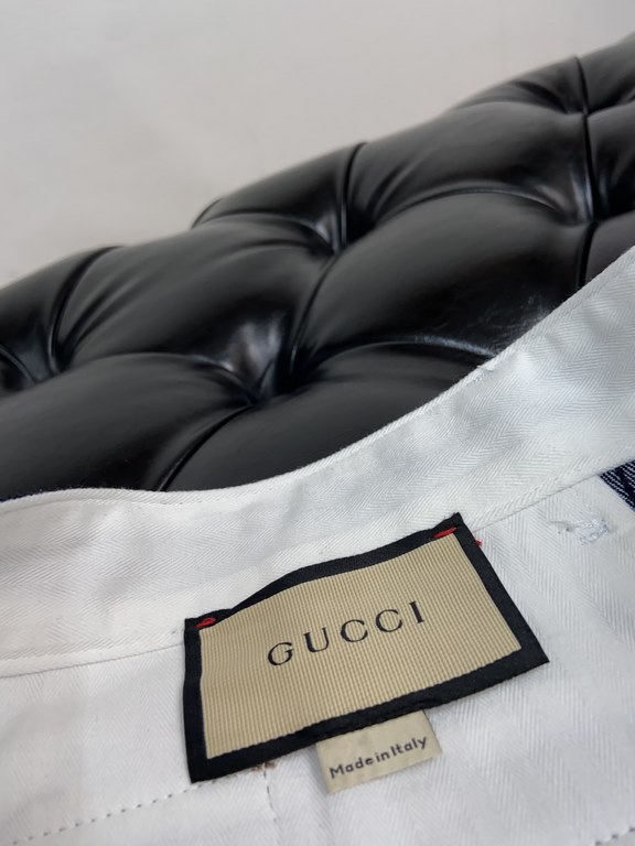 Gucci 2023 FW Early Fall CollectionWashed tannin denim shorts Customized dark blue washed cotton denim White pinstripe detailing all over Back button closure pocketsEmbossed khaki color leather plaqueStraight cut with a 