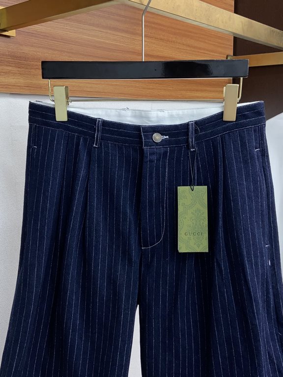 Gucci 2023 FW Early Fall CollectionWashed tannin denim shorts Customized dark blue washed cotton denim White pinstripe detailing all over Back button closure pocketsEmbossed khaki color leather plaqueStraight cut with a 