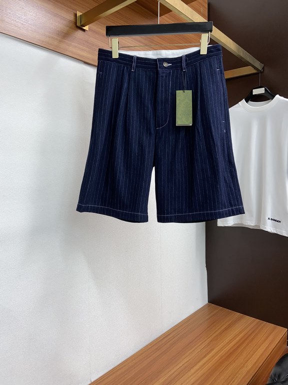 Gucci 2023 FW Early Fall CollectionWashed tannin denim shorts Customized dark blue washed cotton denim White pinstripe detailing all over Back button closure pocketsEmbossed khaki color leather plaqueStraight cut with a 