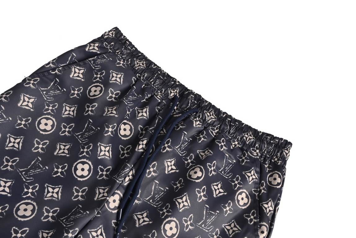 Louis VuittonLouis Vuitton 23ss full print old flower shortsLarge elements of men and women with the same old flower shorts; PS hand-finished   hand-painted floral pattern edge polka dot pattern made of printing draft ma