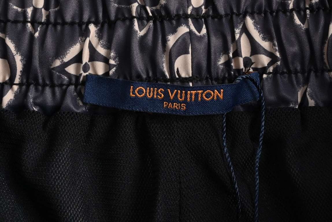 Louis VuittonLouis Vuitton 23ss full print old flower shortsLarge elements of men and women with the same old flower shorts; PS hand-finished   hand-painted floral pattern edge polka dot pattern made of printing draft ma