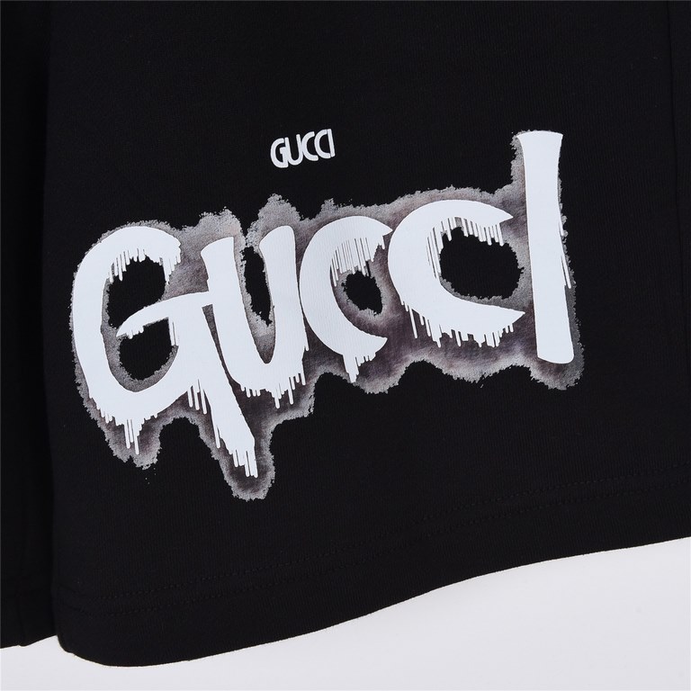 GucciGucci 23Fw summer new dissolved large letters logo print shortsDigital direct injection counter newCustomized 400 grams of the same vat-dyed cotton fabrics feel very comfortableThreaded fixed weaving and dyeing with