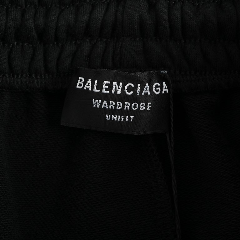 BalenciagaParis House 23ss Patchwork Double Hook Embroidered Logo ShortsMinimalist lines are the Parisian house's bright logo, and black and white clashing colors give a strong sense of modernity. A style statement and a