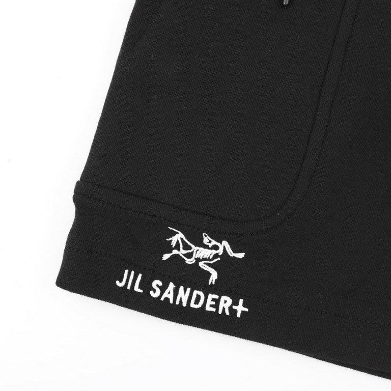 Arc'Teryx ARC Jil Sander Co-Branded Zip-Up SweatpantsThese sweatpants are a staple item in sportswear and a versatile tool for the streets in all seasons, gender-neutral and unisex Basic slim fit tailoring, clean and sma