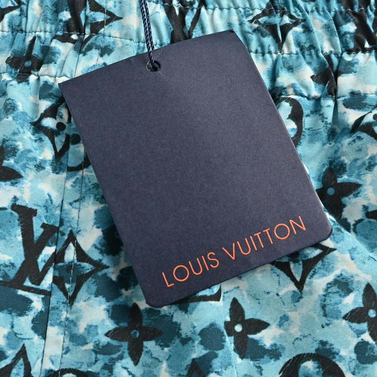 Louis Vuitton 23ss Printed Halo Beach ShortsLouis Vuitton 23ss Printed Swoosh Beach ShortsCustomized green ink-splash effect fabricClassic monogram print all over.Stretch elasticized waistbandBlack liningNormal fit for b