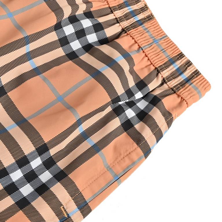 BurberryBurberry striped plaid beach shortsSummer channel limited beach shorts, custom striped fabric as the finishing touch of the entire pants, more personality senior, loose wide leg pants version, on the body in seco