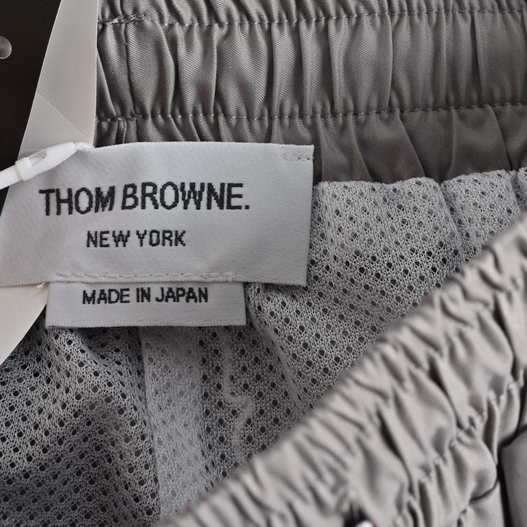 Thom BrowneTom Browne 23ss Striped Webbing Beach ShortsFabric original customized, functional twill fabric, ready-to-wear 100% positioning on the strip to the grid, very time-consuming waste, density feel and the origina