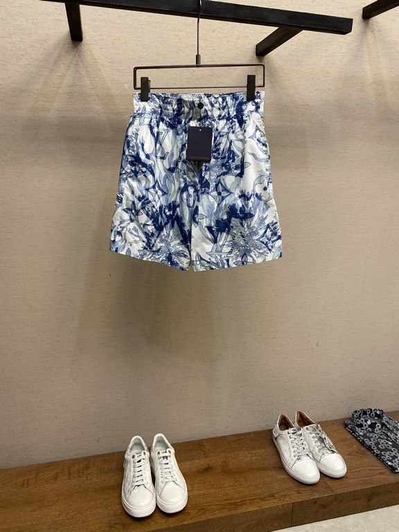 1V, Coral Seagrass Print ShortsThis fresh pair of shorts features the collection's MonogramThe Aquagarden pattern, with its coral and seaweed leaves and aqua hues, complements this casual piece made from lightweight cott