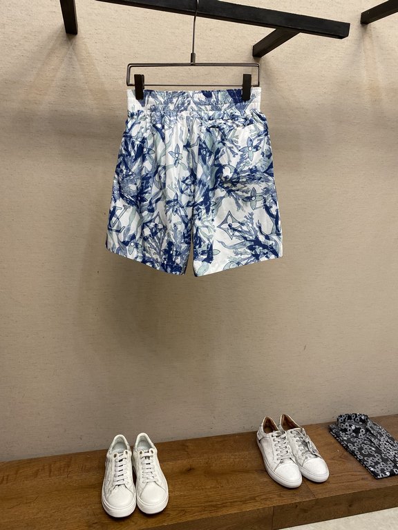 1V, Coral Seagrass Print ShortsThis fresh pair of shorts features the collection's MonogramThe Aquagarden pattern, with its coral and seaweed leaves and aqua hues, complements this casual piece made from lightweight cott