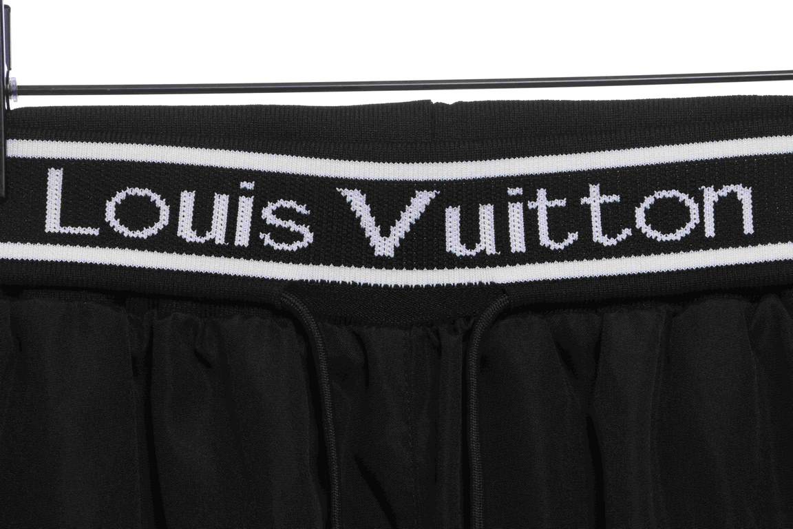 Louis vuitton louis vuitton lv 2023 hammer tool embroidered shorts blackWaist custom threaded lining mesh lining custom hardware, more personalized senior, loose wide-legged pants version, on the body into long legs, sof