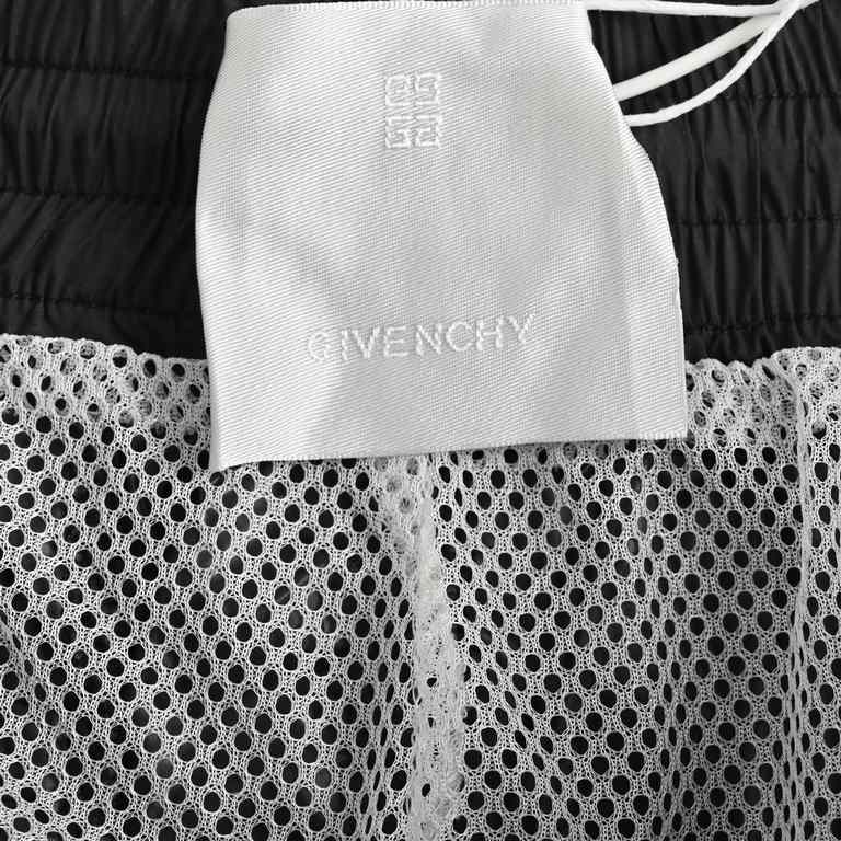 GIVENCHY Givenchy 23ss small label woven sports shortsThis year's newest shorts are a collision of minimalist luxury style and sporty fabrics.100% nylon fabric, breathable mesh lining, smooth and lightweight, inflatable 