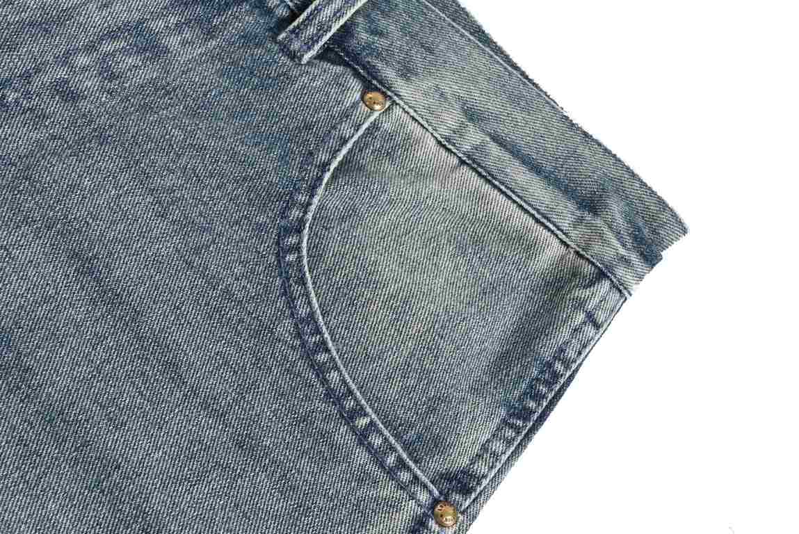 Louis Vuitton 23ss Embossed Vintage Workwear JeansLouis Vuitton 23ss Embossed Monogram Denim ShortsDonkey's new 23ss denim shorts incorporate embossed Monogram pockets into a laid-back workwear silhouette that can be sty