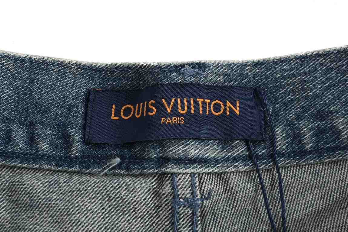 Louis Vuitton 23ss Embossed Vintage Workwear JeansLouis Vuitton 23ss Embossed Monogram Denim ShortsDonkey's new 23ss denim shorts incorporate embossed Monogram pockets into a laid-back workwear silhouette that can be sty