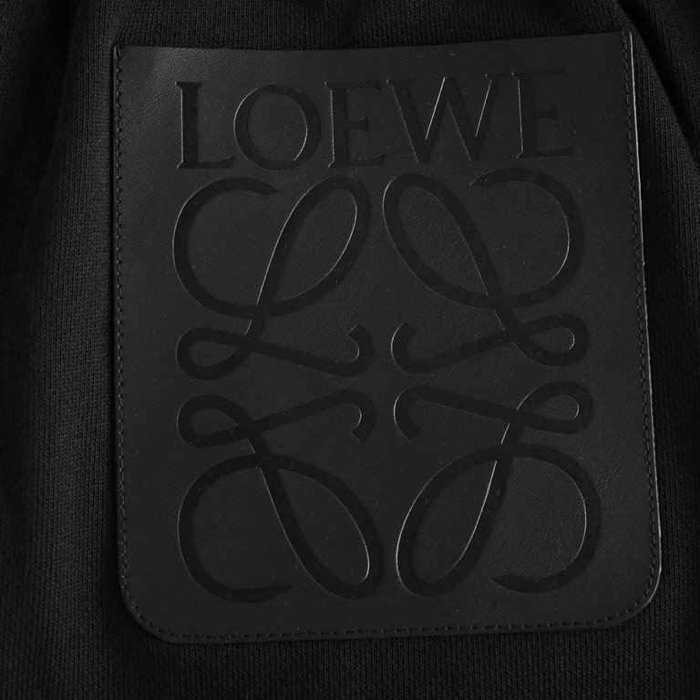 LoeweLoewe 23ss Pocket Leather Tag ShortsThe fabrics are woven and dyed to order, starting at 3000 meters per color, and are exclusive! Side seam process requires a special machine, which also makes the production thresh