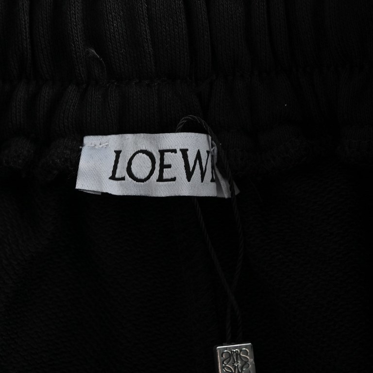 LoeweLoewe 23ss Pocket Leather Tag ShortsThe fabrics are woven and dyed to order, starting at 3000 meters per color, and are exclusive! Side seam process requires a special machine, which also makes the production thresh