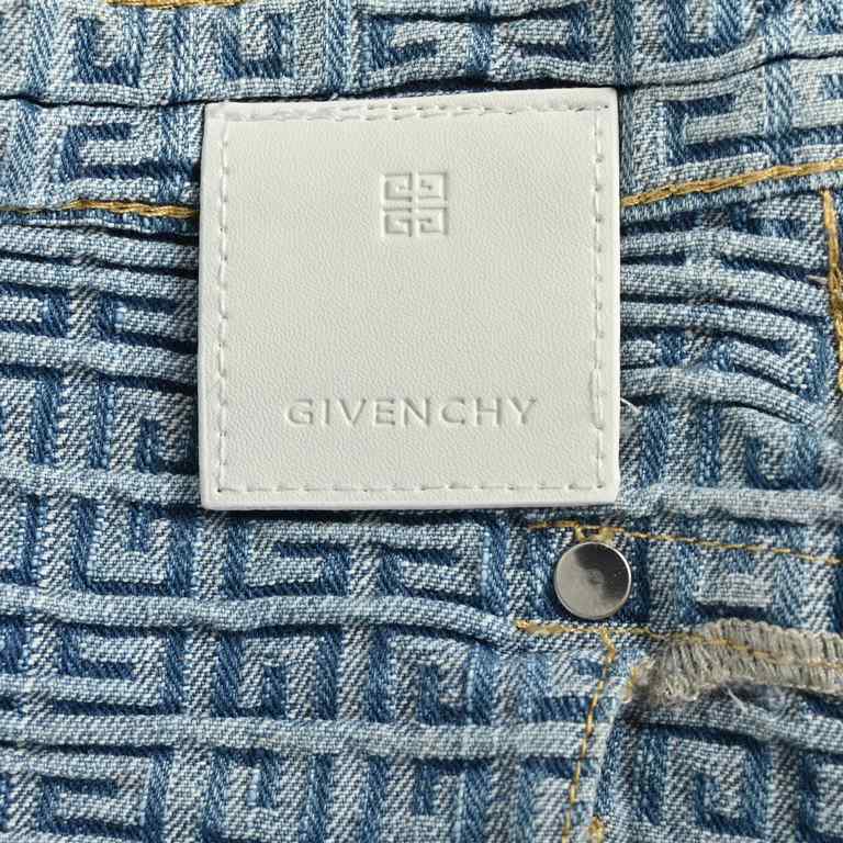 GIVENCHYGivenchy 23ss 4G full print jacquard denim shortsCustom jacquard denim fabric is 14 amp, the fabric has been washed and color coded so that the pants will not shrink. The hardware used on the front and back of th