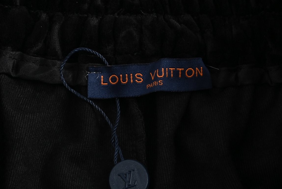 Louis VuittonLouis Vuitton 22ss Full Print Jacquard Logo ShortsThree-dimensional jacquard fabric, open mold customized     . weighs      The fabric is comfortable to the touch, the texture is dense. Soft and sinewy, brea