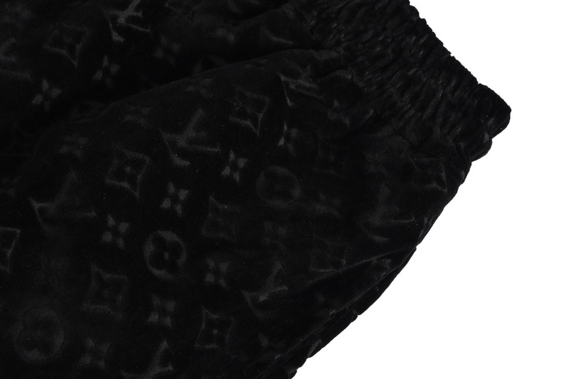 Louis VuittonLouis Vuitton 22ss Full Print Jacquard Logo ShortsThree-dimensional jacquard fabric, open mold customized     . weighs      The fabric is comfortable to the touch, the texture is dense. Soft and sinewy, brea