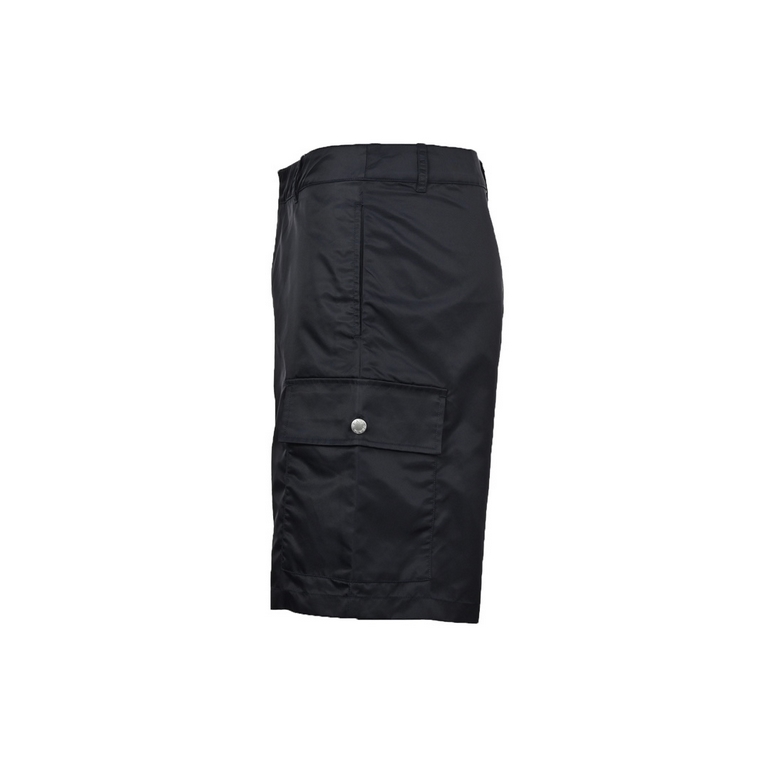 PRADAPrada 23ss Re-Nylon Recycled Nylon Bermuda Side Pocket ShortsOriginally purchased in Beijing SK yuan, fabric regenerated nylon, this fabric has become synonymous with Prada, hidden zipper closure with hook and loop 