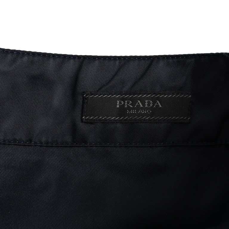 PRADAPrada 23ss Re-Nylon Recycled Nylon Bermuda Side Pocket ShortsOriginally purchased in Beijing SK yuan, fabric regenerated nylon, this fabric has become synonymous with Prada, hidden zipper closure with hook and loop 