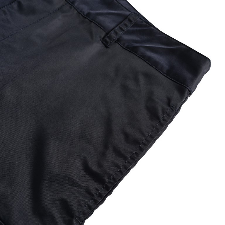 PRADAPrada 23ss Re-Nylon Recycled Nylon Bermuda Side Pocket ShortsOriginally purchased in Beijing SK yuan, fabric regenerated nylon, this fabric has become synonymous with Prada, hidden zipper closure with hook and loop 