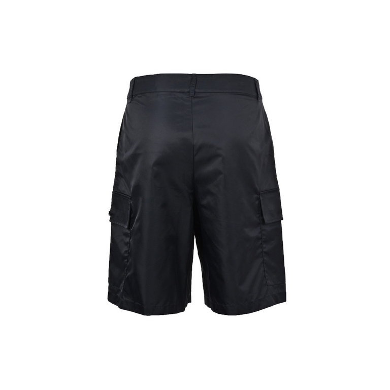 PRADAPrada 23ss Re-Nylon Recycled Nylon Bermuda Side Pocket ShortsOriginally purchased in Beijing SK yuan, fabric regenerated nylon, this fabric has become synonymous with Prada, hidden zipper closure with hook and loop 