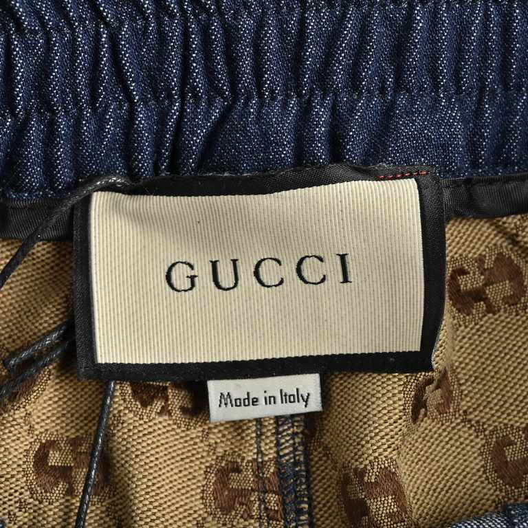 Gucci 23ss Appliqué Denim ShortsGucciGucci 23ss patchwork denim shortsThe fabric is made of high-count, high-density environmentally friendly washed denim fabric, solid color denim fabric   jacquard GG jacquard fabric sp