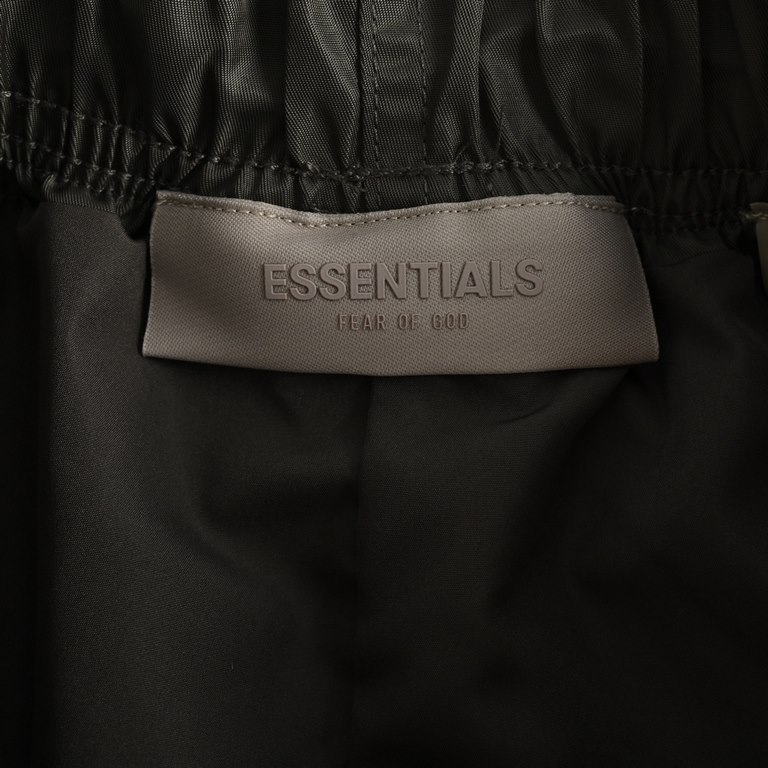 Fear of god High Street Flocked Woven ShortsFOG ESSentials. The eighth season of the new woven nylon flocking American small shorts, fabrics are made of nylon, loose version of the summer wearing sports without a sense o