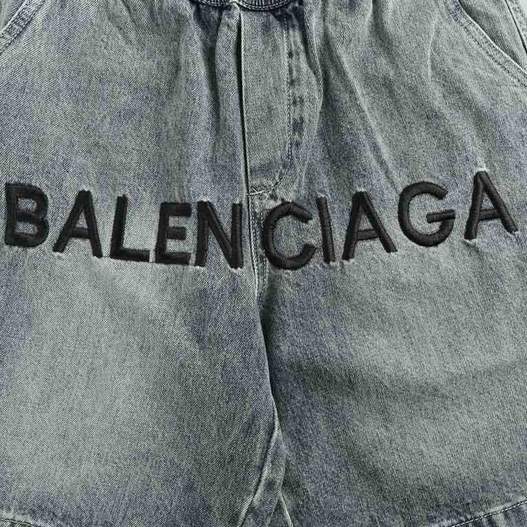 BalenciagaBalenciaga Embroidered Letter Denim ShortsHeavy wash treatment Back waist elastic design Front waist has an adjustable drawstring Accessories all customized Loose wide-legged pants version, on the body in secon