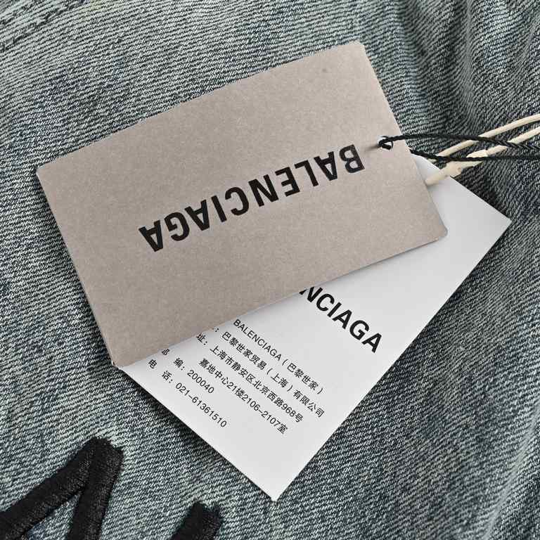 BalenciagaBalenciaga Embroidered Letter Denim ShortsHeavy wash treatment Back waist elastic design Front waist has an adjustable drawstring Accessories all customized Loose wide-legged pants version, on the body in secon