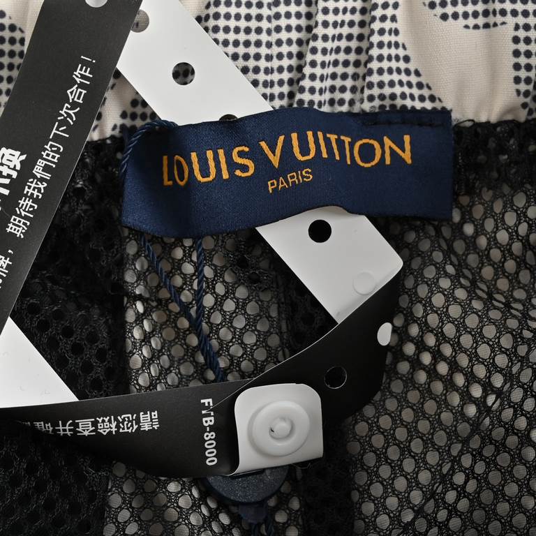 Louis VuittonLouis Vuitton 23ss Old Flower Polka Dot ShortsOriginally purchased, first hit. The fabric is a customized dense spinning technology fabric lightweight surface, the upper body is silky smooth and breathable. 